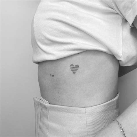 tatuajes pequeos para mujeres en el pecho|Tatuajes pequeños en el pecho para mujer: + 40 diseños。